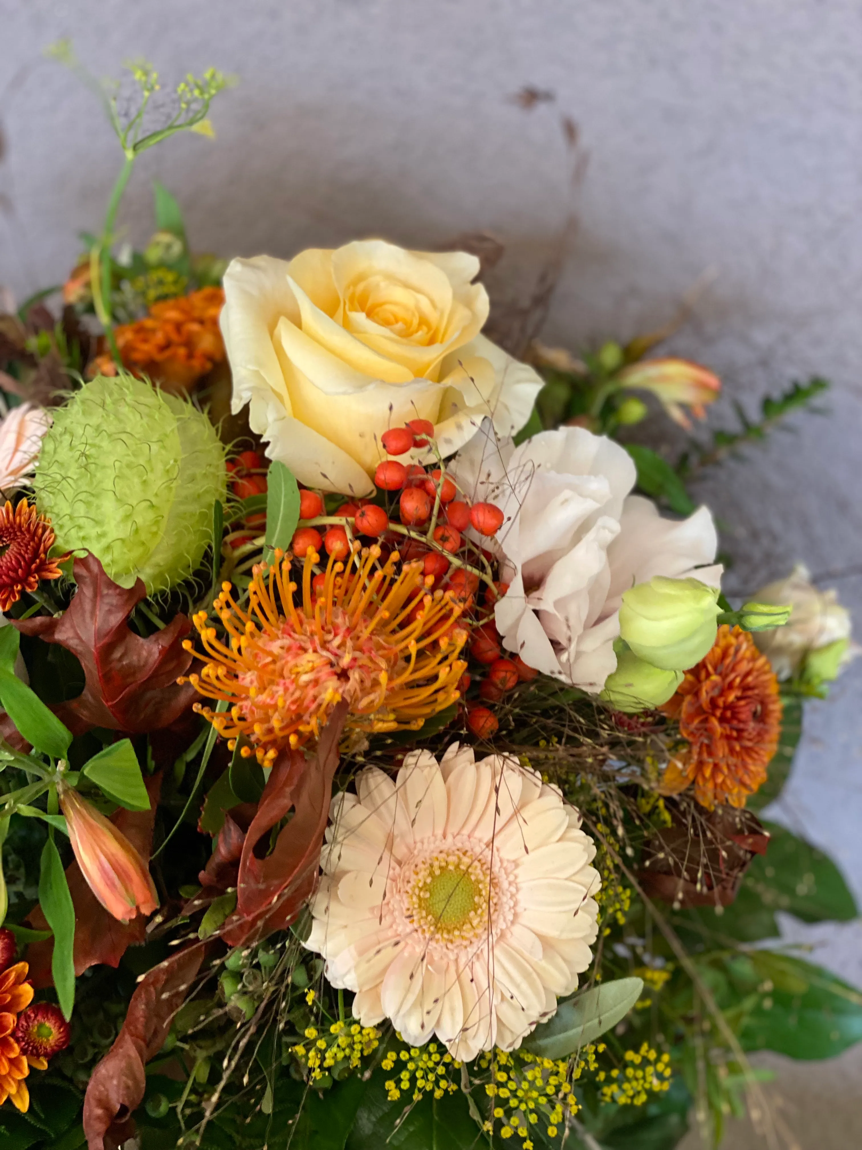 Modernes Blumenarrangement